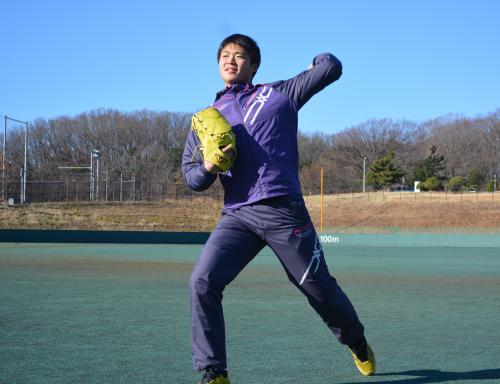 スカウトが注目する中、キャッチボールを行う明大・山崎