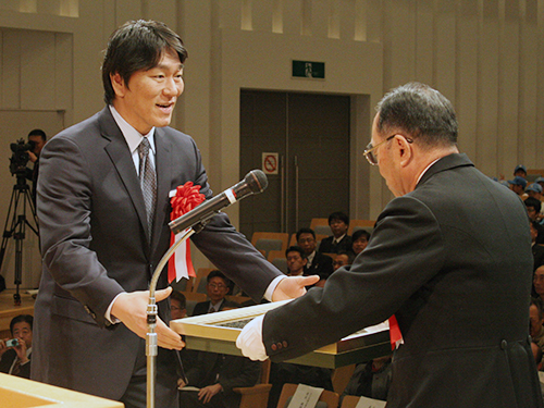 能美市民栄誉賞の表彰を受ける松井氏（左）
