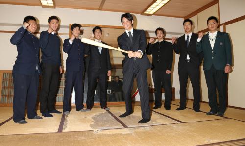 「松井部屋」でポーズを取る巨人の新人選手たち（左から）田口、青山、奥村、和田、小林、平良、長江、北之園