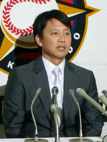 記者会見で現役引退を表明する二岡智宏内野手