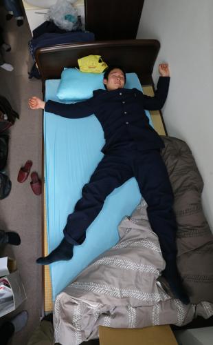 田中も愛用しているマットレスを持参し、寝そべる楽天・松井裕