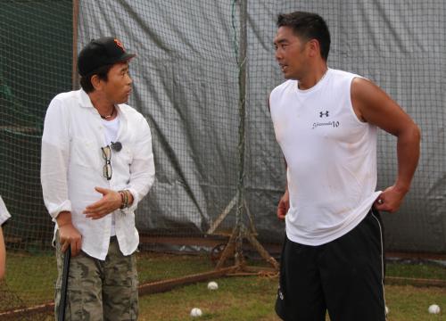 番組収録のために球場を訪れたダウンタウンの浜田雅功（左）と話し込む巨人の阿部