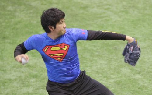 国内で初練習の菅野はスーパーマンのウェアを着てキャッチボール