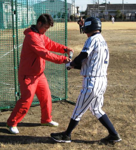 障害者野球チーム「群馬アトム」のメンバーに熱心にアドバイスするロッテ・今江（左）
