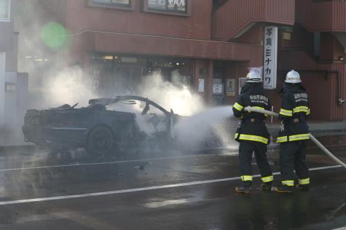 コボスタ宮城近くで車両火災が発生。消火されるベンツ