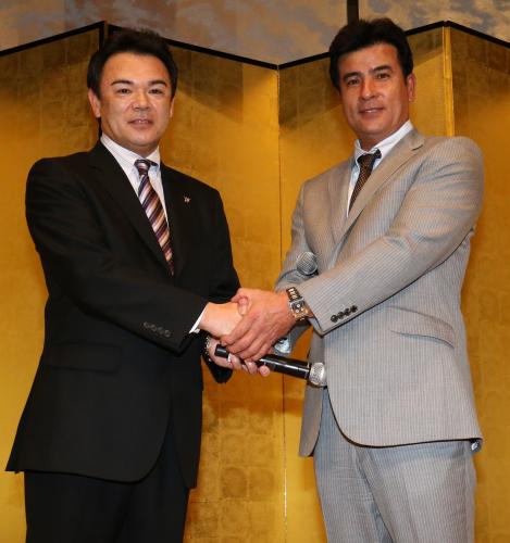スポニチ創刊６５周年記念パーティーで握手、健闘を誓う阪神・和田監督（左）とオリックス・森脇監督