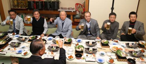 天地会で乾杯する（左から）木戸ＧＭ補佐、真弓氏、吉田氏、岡田氏、山脇コーチ、八木コーチ