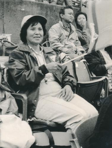 １９８７年、スタンドで応援する秋山監督の母・ミスエさん