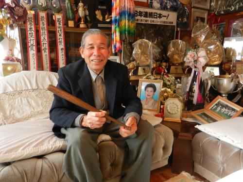 秋山監督の父・辰芳さんは、熊本県氷川町の自宅で野球人・秋山幸二の原点となったバットを手に思い出を語る