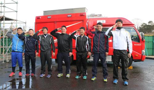 消防車の前で敬礼する西武の新人（左から）福倉、岡田、豊田、山川、森、金子一、山口