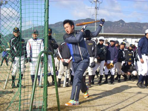 小豆島で野球教室を行ったブルージェイズ・川崎は右打席でのティー打撃で実演