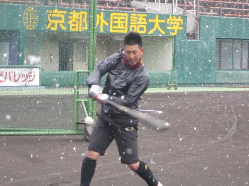 雪の舞う中、打撃練習を行う楽天・藤田　　　　　　　　　　　　　　　　　　　　　　　　　　　　　　　