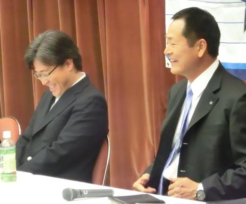 スタッフミーティングの合間に春田オーナー（左）と談笑する中畑監督