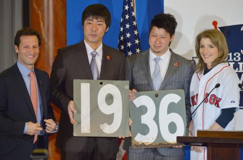 上原、田沢はキャロライン・ケネディ駐日米大使にレッドソックスのユニホームをプレゼント。両投手が手にするのはグリーンモンスターに掲示されていた両投手の背番号