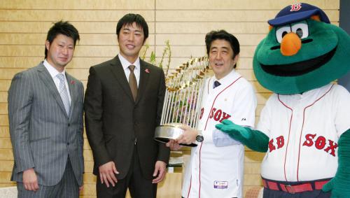 ワールドシリーズで優勝したレッドソックスの（左から）田沢純一、上原浩治両投手と面会し、優勝トロフィーを手にする安倍首相