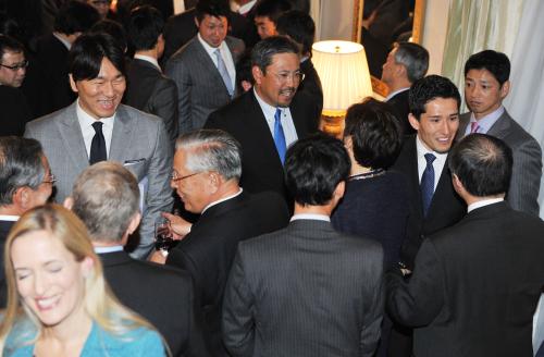 米国大使公邸のレセプションで、来場者と話をする松井秀喜さん（左端）ら元大リーガー