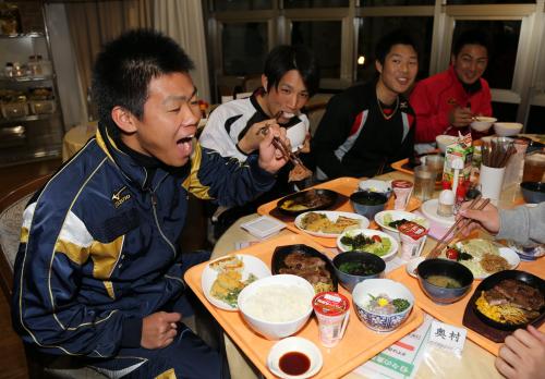 夕食の食卓を囲む（左から）巨人・田口、小林、和田、北之園