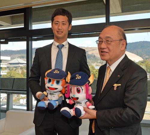 奈良県・荒井正吾知事（右）を表敬訪問し、マスコット人形を贈呈するオリックス・吉田一