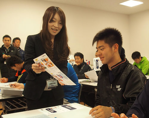 管理栄養士の徳永氏（左）から説明を受ける中日ドラフト１位・鈴木翔