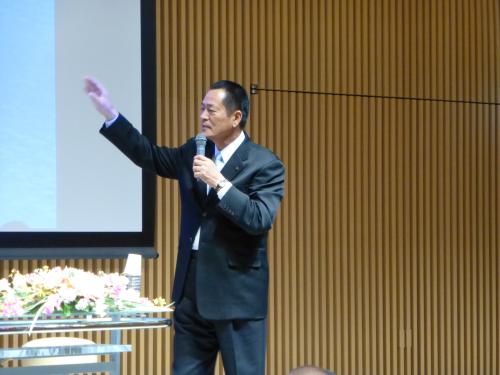 新潟市で行われたトークショーで打倒巨人を熱く語る中畑監督