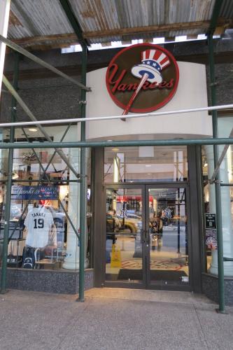 マンハッタンの５番街にあるヤンキースの公式ショップの店頭に飾られた田中の背番号１９のレプリカユニホーム　　　　　　　　　　　　　　　　　　　　　　　　　　