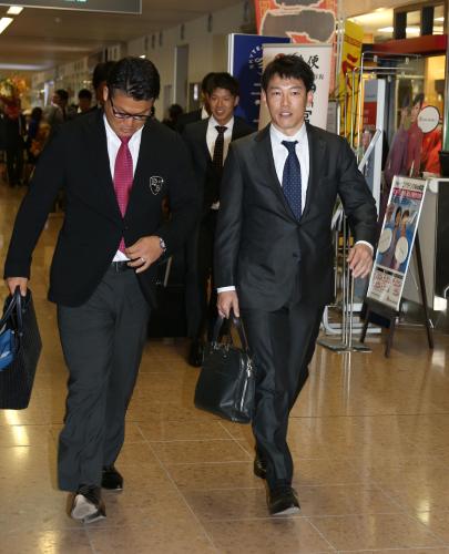 宮崎空港に到着した巨人・村田（左）と井端