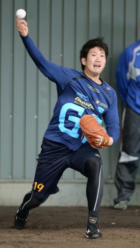 ブルペンで投球する巨人・菅野