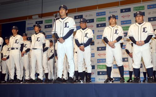 牧田選手会長（中央）はファンにあいさつ