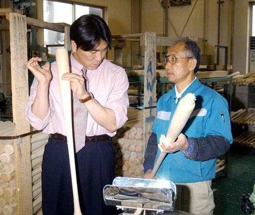 ０２年、バットを確かめる松井（左）と久保田さん