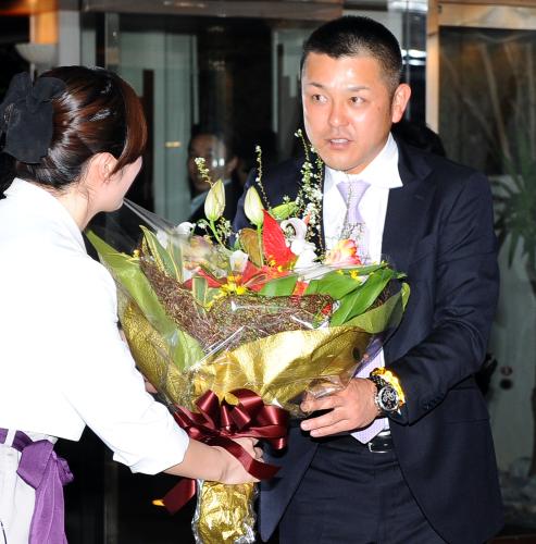 沖縄の宿舎に到着し花束を贈られる谷繁兼任監督