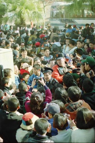 ９３年、初めての宮崎キャンプで大勢のファンに囲まれる松井