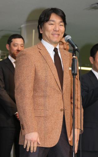 巨人宮崎入りセレモニーで原監督に促され、あいさつをする松井氏