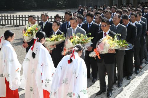 必勝祈願を終えて、花束を受け取る（前列左から）阿部、原沢球団代表、原監督、村田