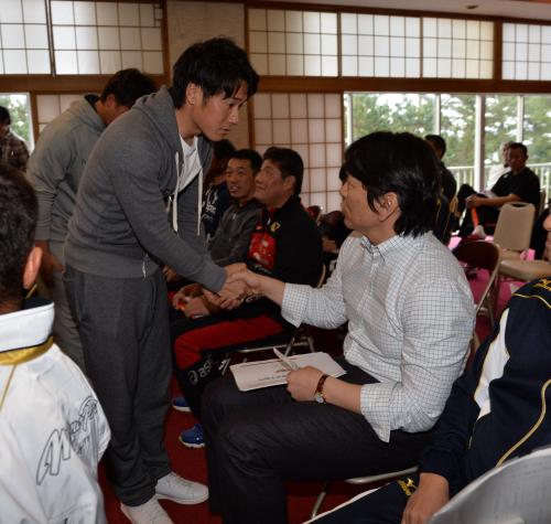 全体ミーティングに参加し、片岡（左）からあいさつされる松井臨時コーチ