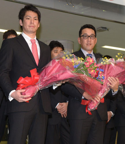 歓迎セレモニーで花束を贈られた（左から）前田健、野村監督、鈴木常務取締役球団本部長