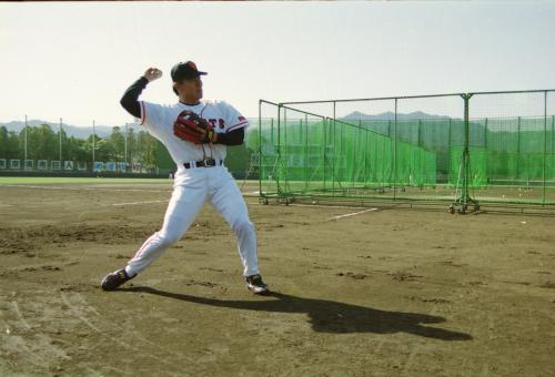 ０１年、ひむかスタジアムで練習する松井