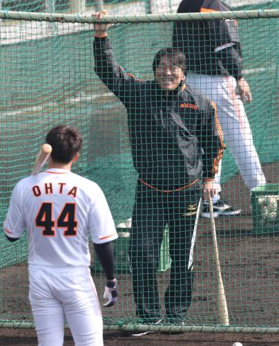 打撃練習する大田と談笑する松井臨時コーチ