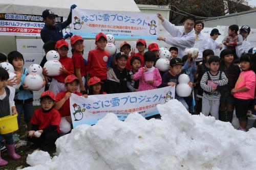 名護の子供たちと雪の前で記念撮影する栗山監督
