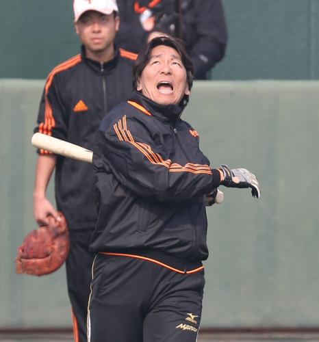 ノックでうまく打球を打てずに渋い表情を見せる松井臨時コーチ