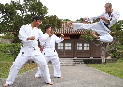 阪神春季キャンプ休日に琉球空手を教わった（左から）山本、梅野は達人の技を体験する
