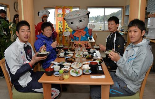 キャンプ最初の休日、ちりめん丼を食べる（左から）阪神・横田、陽川、岩崎、岩貞