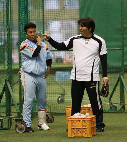 ＜巨人キャンプ＞打撃投手を努めた松井臨時コーチ（右）は、村田にアドバイスを送る