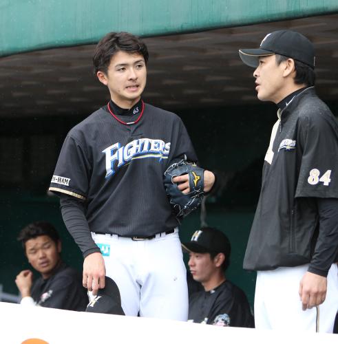 登板後、厚沢コーチ（左）と話す上沢