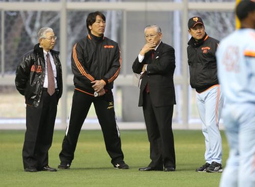 （左から）白石オーナー、松井臨時コーチ、熊崎コミッショナー、原監督