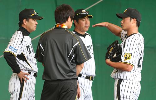 呉昇桓（右端）は見守った和田監督（左端）、中西コーチ（右から２人目）と話し込む
