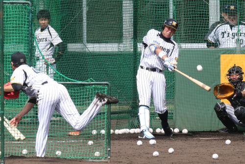 打撃投手の鶴（左）から左方向に打球を放つ森田