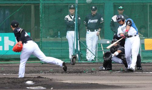 初回２死三塁、斎藤（左）から左前に適時打を放つ中田