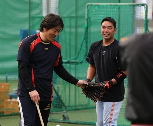松井コーチ（左）はバットを持って打席に入るそぶりを見せるも実現せず。右は阿部
