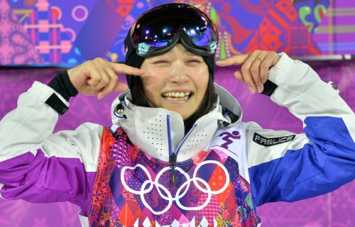 女子モーグル決勝３回目を滑り終えた上村愛子は、応援する仲間に“感激の涙”をアピール