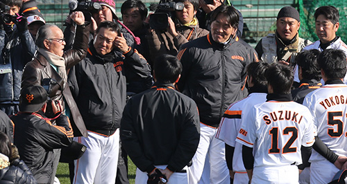 宮崎キャンプを訪問した長嶋終身名誉監督（左）は円陣に加わり「勝つ勝つ勝つ！」と気合を入れる